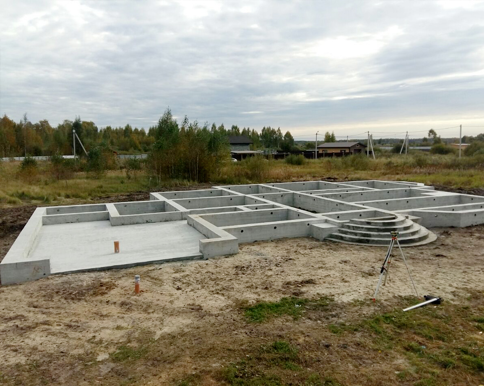 СТРІЧКОВИЙ ФУНДАМЕНТ Класична залізобетонна конструкція що зводиться під усіма несучими стінами будівлі