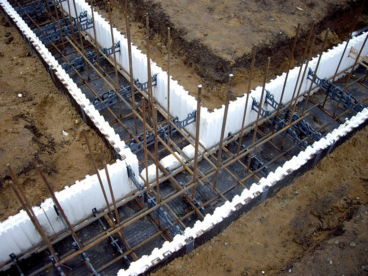 Теплий збірний стрічковий фундамент з незнімною опалубкою