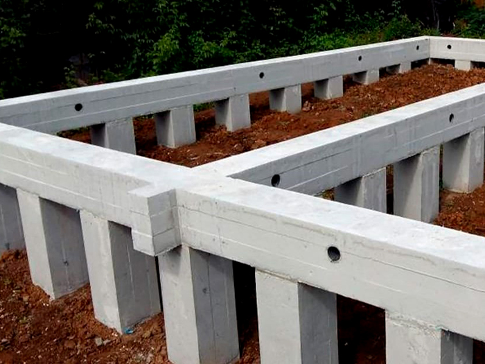 Палево-стрічковий фундамент - це, по суті, одна з варіацій класичної пальової основи, в якій палі обв'язані монолітним залізобетонним ростверком не заглибленого типу.